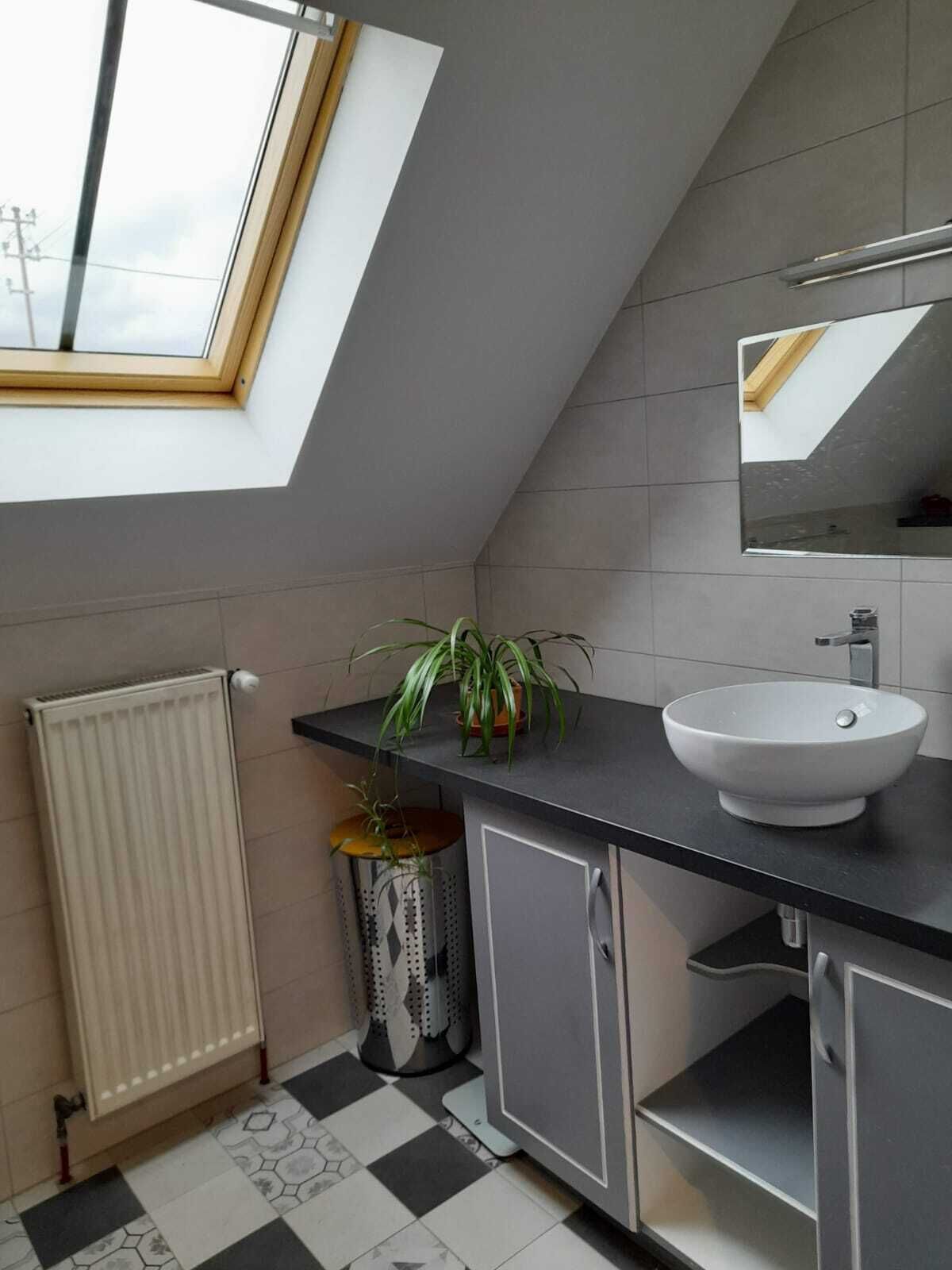 Douche, sèche-cheveux, serviettes fournies, savon