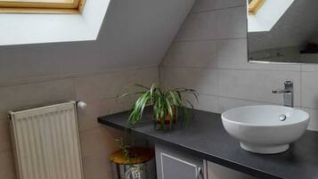 Douche, sĂšche-cheveux, serviettes fournies, savon