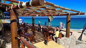 Se sirven desayunos, cenas y brunches; con vista a la playa