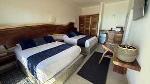 Phòng đôi hoặc 2 giường đơn Tiêu chuẩn, 2 giường cỡ queen, lanai, quang cảnh biển | Két bảo mật tại phòng, bàn, màn/rèm cản sáng, bàn ủi/dụng cụ ủi quần áo 