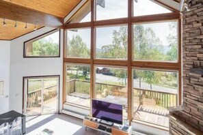 Télévision, jeux vidéo, lecteur de DVD, table de tennis de table