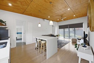 Vila, sacada, vista para o jardim | Área de estar | Smart TV 55 polegadas com canais a cabo, Netflix, serviços de streaming