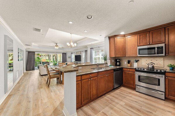 Frigorífic, microones, forn i placa de cuina 