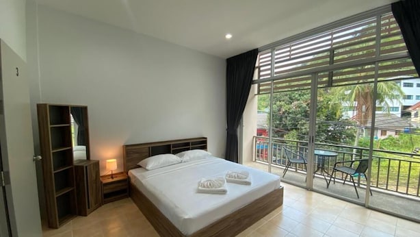 WiFi (free), bed sheets - L&P Guesthouse (Karon)