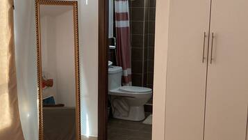 4 bedrooms, iron/ironing board, free WiFi