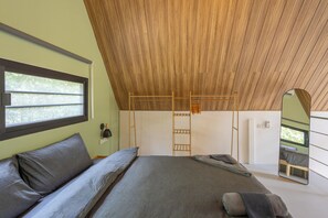 Loftsværelse - balkon - udsigt til have | Gratis Wi-Fi