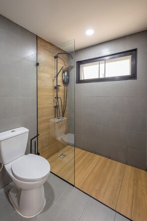 Loftsværelse - balkon - udsigt til have | Badeværelse | Bruser, gratis toiletartikler, hårtørrer, håndklæder