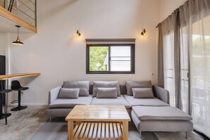 Loft - balkong - utsikt mot trädgården | Vardagsrum