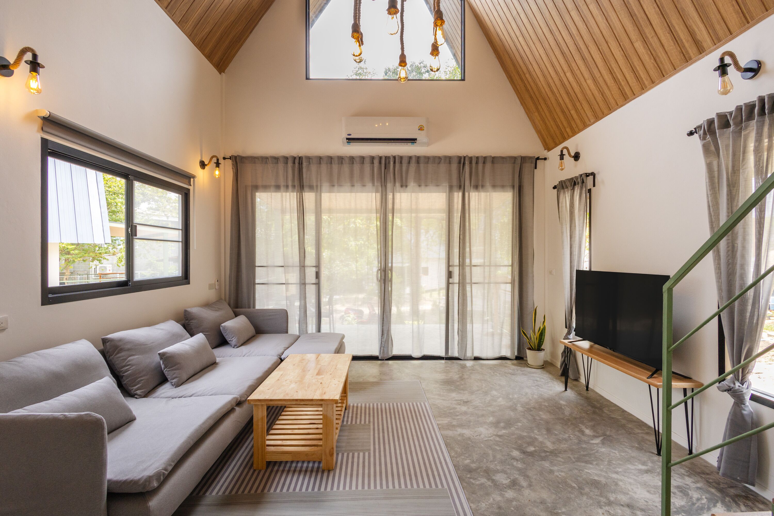 Loft, Balcony, Garden View | Front of property