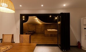 Decoración individual, mobiliario individual, wifi gratis y ropa de cama