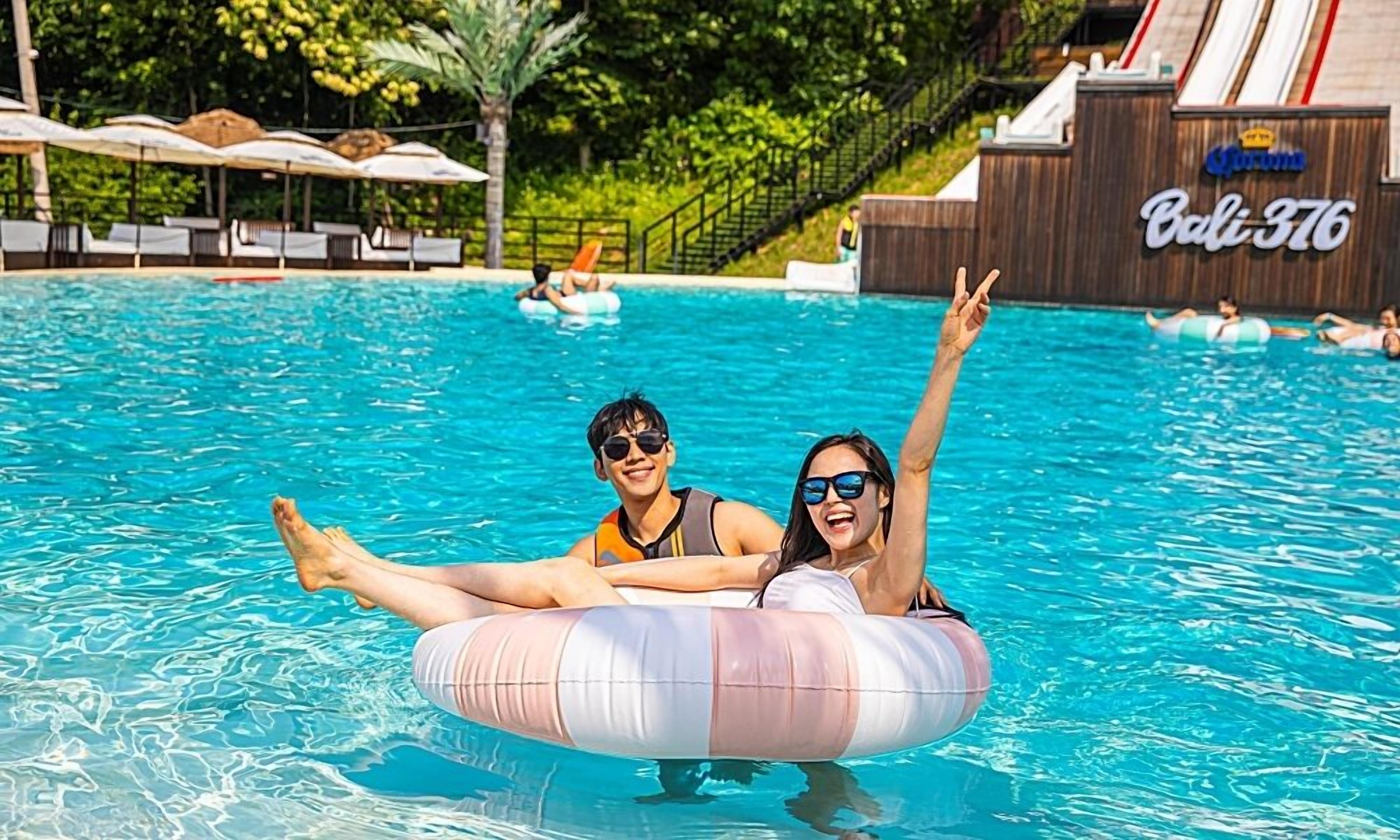 Una piscina al aire libre de temporada