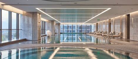 Una piscina cubierta