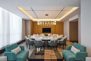 3 restaurants, breakfast served