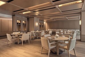 3 restaurants; breakfast, lunch and dinner served  - Shilla Monogram Xi'an (Xi'an)