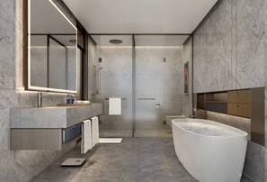 Suite supérieure | Salle de bain | Baignoire et douche séparées, séchoir à cheveux, pantoufles