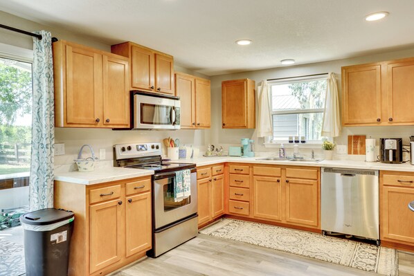 Fridge, microwave, stovetop, dishwasher