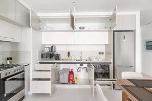 冷蔵庫、電子レンジ、オーブン、コンロ