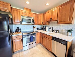 Coffee/tea maker, fridge, microwave, oven