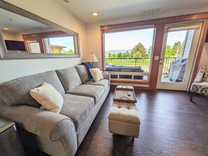 Living area - Downtown Retreat: Top Floor, Walkable, LAKE & Mountain VIEWS (Chelan)