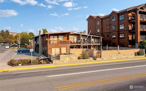 Exterior - Downtown Retreat: Walkable, LAKE & Mountain VIEWS (Chelan)