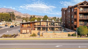 Exterior - Downtown Retreat: Walkable, LAKE & Mountain VIEWS (Chelan)