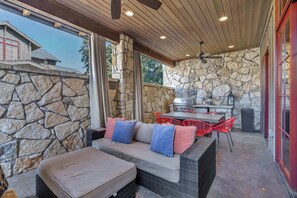 Outdoor dining - Lake Travis Cottage | Hot Tub | Pickleball | BBQ (Lake Travis)