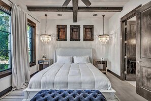 4 bedrooms, iron/ironing board, WiFi, bed sheets - Lake Travis Cottage | Hot Tub | Pickleball | BBQ (Lake Travis)
