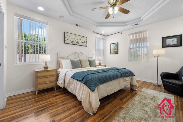 4 bedrooms, iron/ironing board, travel crib, WiFi - Rancho de los Sueños with Hot Tub - An Irvie Home (Albuquerque)