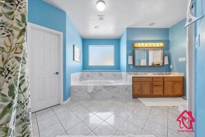 Regadera, secadora de cabello, toallas 