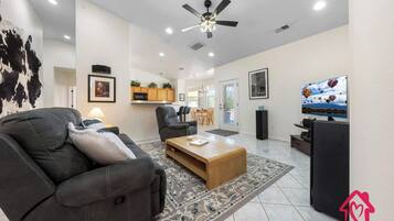 Televisión, libros y oficina