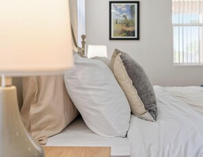 4 bedrooms, iron/ironing board, travel cot, WiFi - Rancho de los Sueños with Hot Tub - An Irvie Home (Albuquerque)