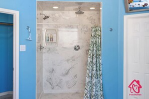 Shower, hair dryer, towels - Rancho de los Sueños with Hot Tub - An Irvie Home (Albuquerque)