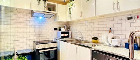Chambre simple Standard | Cuisine partagée | Réfrigérateur grande capacité avec congélateur, four à micro-ondes