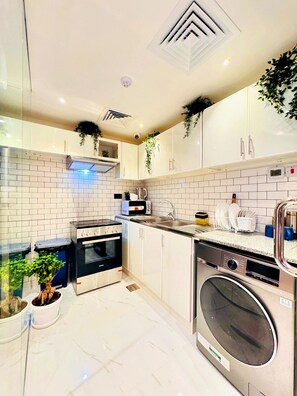 标准单人房 | 共用厨房设施 | 大冰箱、微波炉、烤箱、炉灶