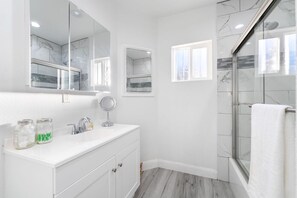 Douche, séchoir à cheveux, serviettes fournies, savon