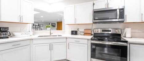 ثلاجة، ميكروويف، فرن، موقد طهي مسطح