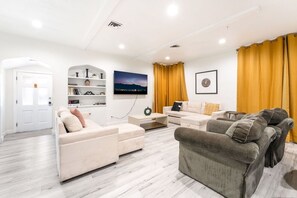 Een smart-tv, een open haard en boeken