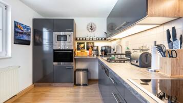 Geladeira, micro-ondas, fogão, cooktop