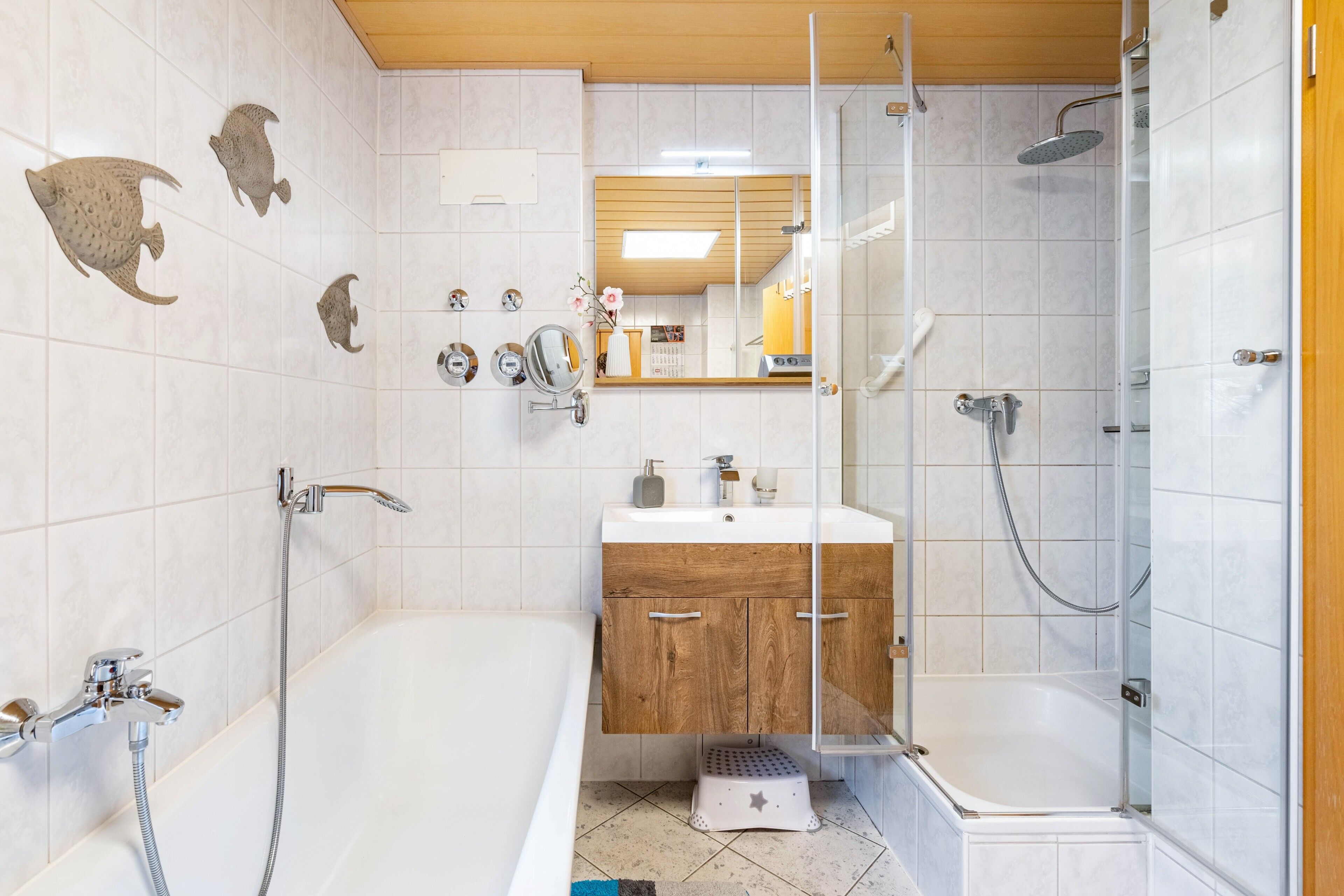 Regadera, secadora de cabello, toallas 