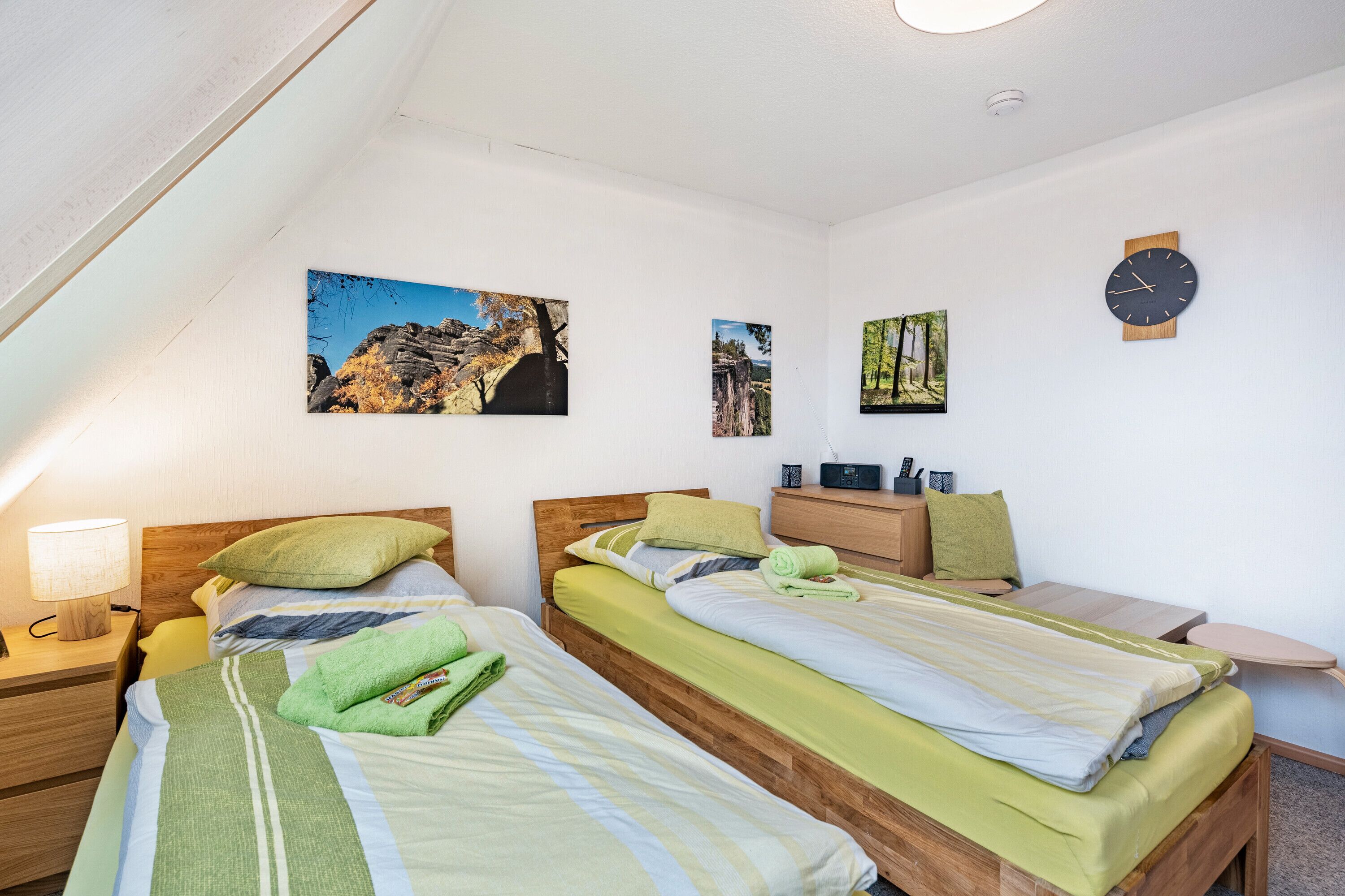 Tabla de planchar con plancha, wifi y ropa de cama 