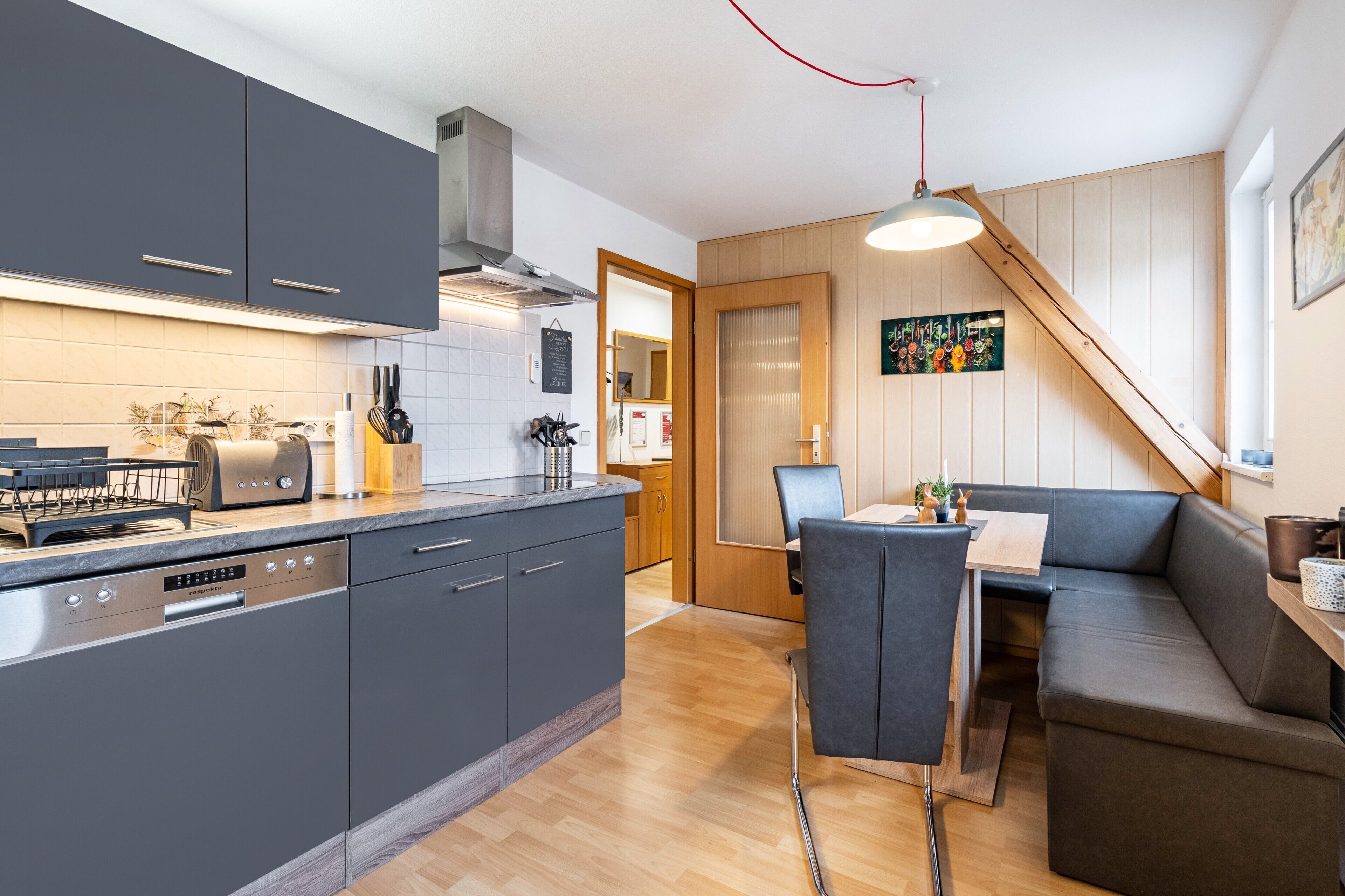 Køleskab, mikrobølgeovn, ovn, kogeplade