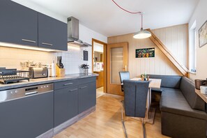 Fridge, microwave, oven, stovetop - Apartment 'Gohrischblick' with Mountain View and Wi-Fi (Gohrisch)