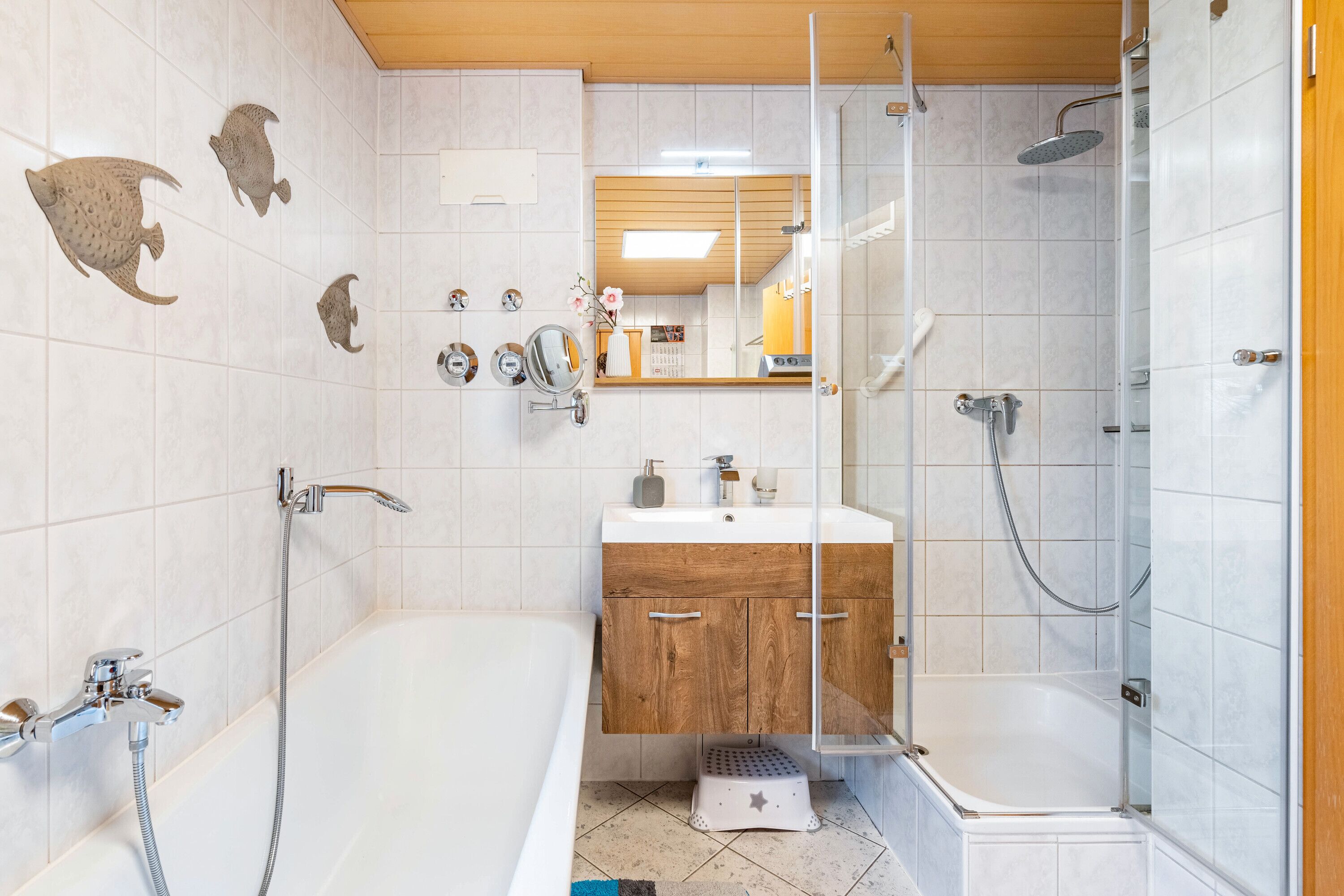 Regadera, secadora de cabello, toallas 