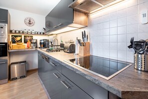 Kylskåp, mikrovågsugn, ugn och spishäll