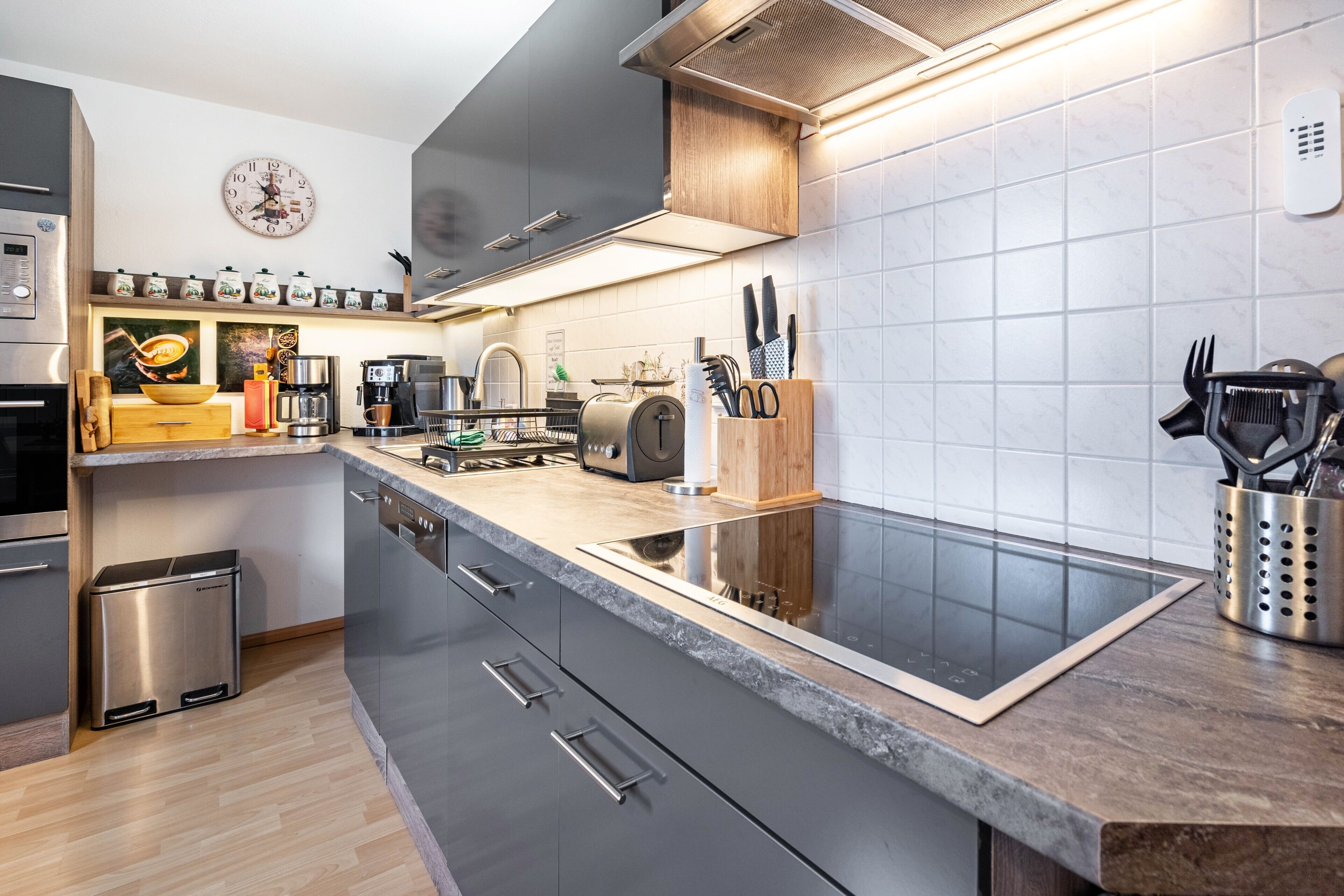 Kühlschrank, Mikrowelle, Ofen, Herdplatte