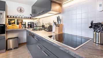 Kühlschrank, Mikrowelle, Ofen, Herdplatte