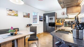 Geladeira, micro-ondas, fogão, cooktop