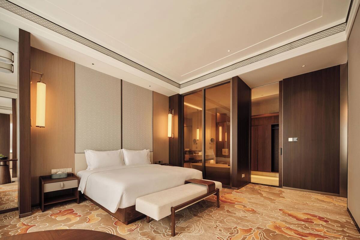 Executive Suite King Bed Room