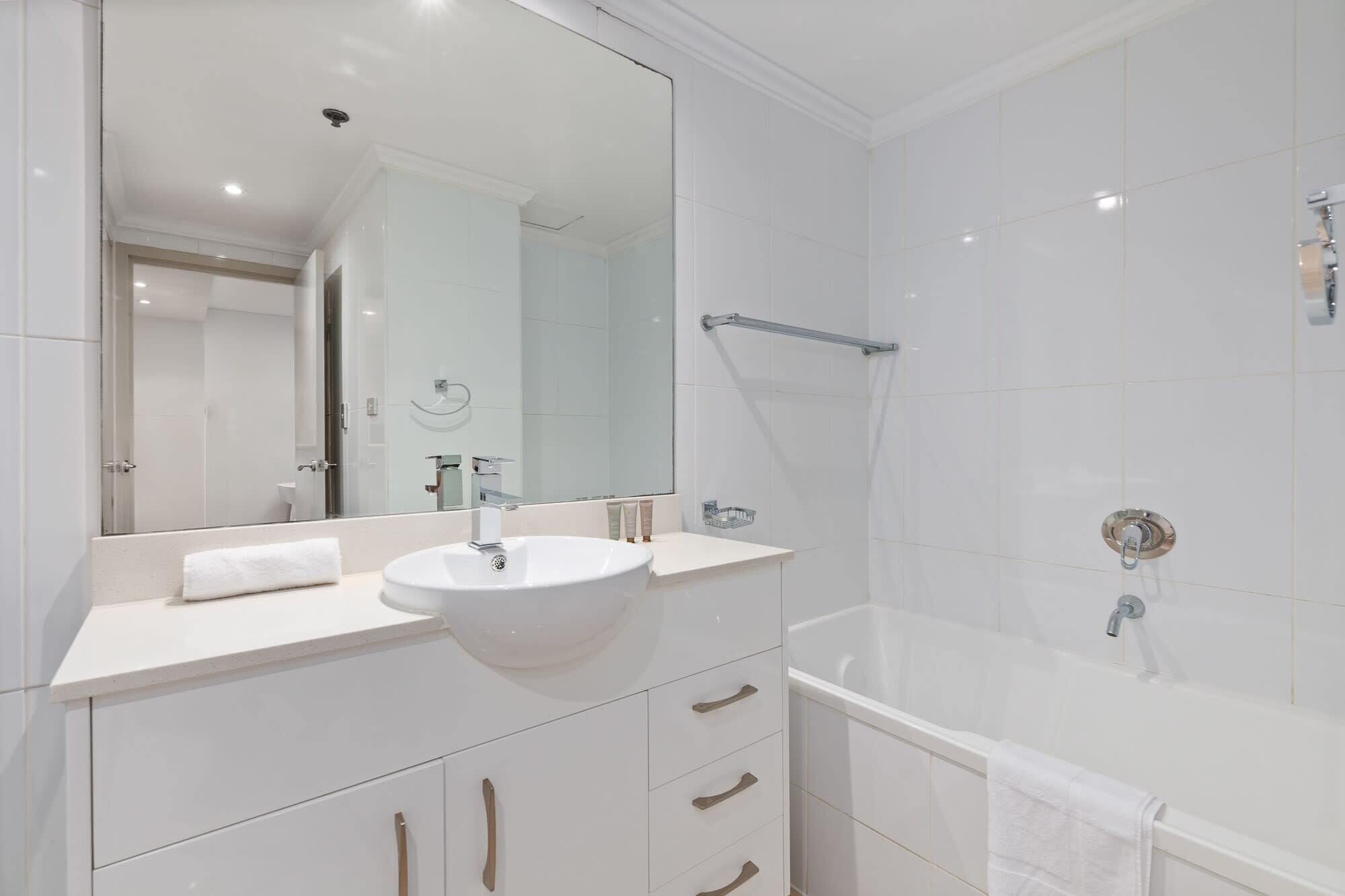 Douche, sèche-cheveux, serviettes fournies