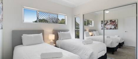 4 bedrooms, iron/ironing board, WiFi, bed sheets